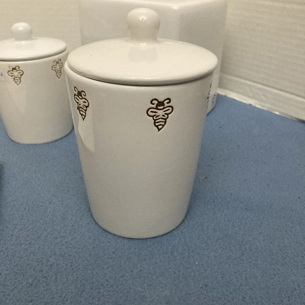 VTG Mary Kay Golden Bumble Bee Embossed White Bathroom Accessory Set of‎ 4 Items